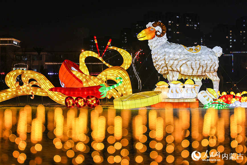 2024年1月18日，呼和浩特市玉泉區小黑河花燈展展出的《饕餮盛宴》主題燈組（多重曝光）。丁根厚攝