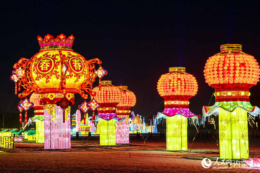 2024年1月18日，呼和浩特市玉泉區小黑河花燈展展出的《新春歡樂》主題燈組。丁根厚攝