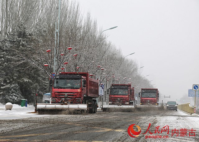 清扫道路积雪