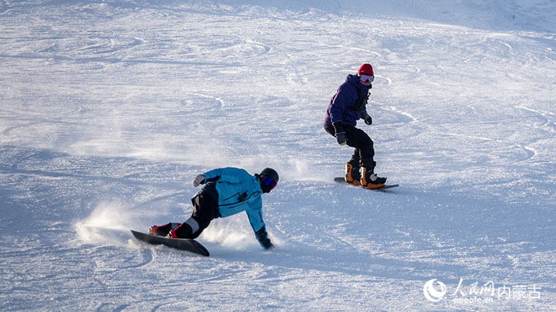 滑雪爱好者在牙克石凤凰山滑雪场体验滑雪项目。 吕昊俊摄