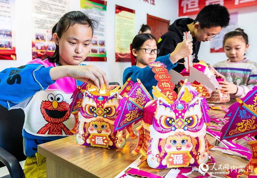 孩子们在“品传统年韵 迎龙年新春”主题活动现场拼装龙年花灯。丁根厚摄