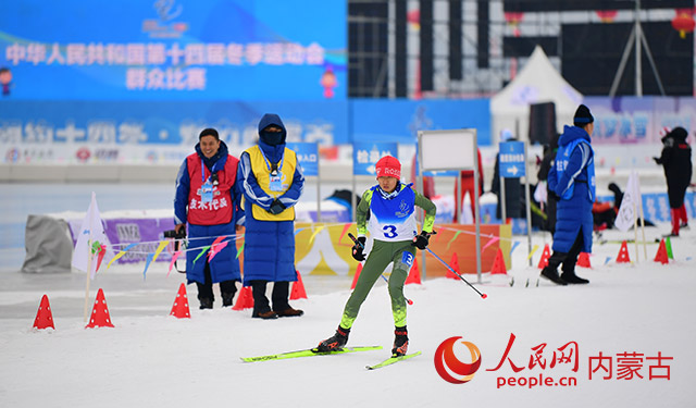 “十四冬”群众比赛内蒙古代表队越野滑雪运动员郭婷在比赛中。王磊摄