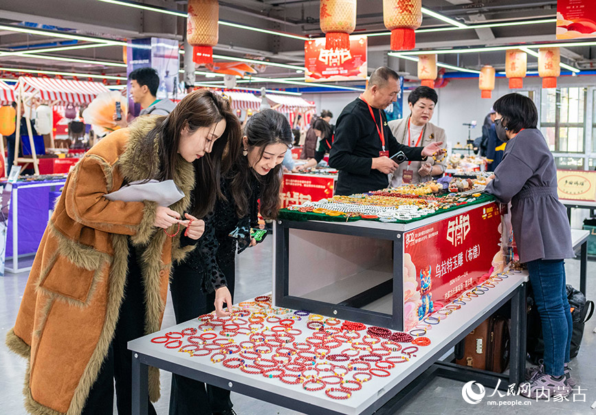 2024年1月27日，市民游客在第七屆內蒙古非遺年貨節現場選購烏拉特玉雕。丁根厚攝