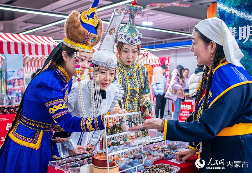 2024年1月27日，市民游客在第七屆內蒙古非遺年貨節現場選購瑪瑙飾品。丁根厚攝