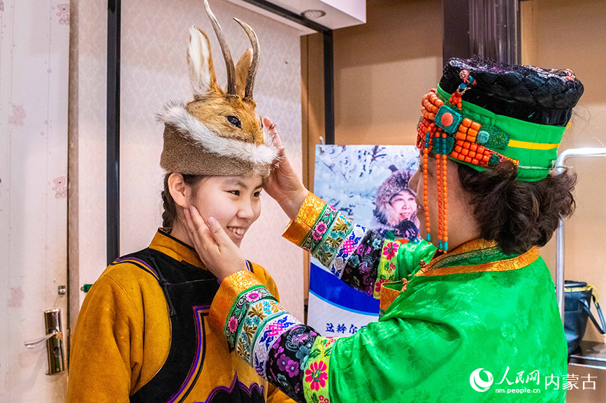 2024年1月27日，市民游客在第七屆內蒙古非遺年貨節現場試戴鄂倫春狍角帽。丁根厚攝