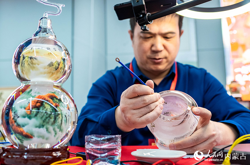2024年1月27日，手工藝人在第七屆內蒙古非遺年貨節現場展示內畫技藝。丁根厚攝