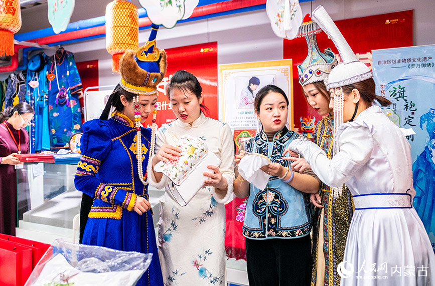2024年1月27日，市民游客在第七屆內蒙古非遺年貨節現場觀看契丹御繡技藝。丁根厚攝