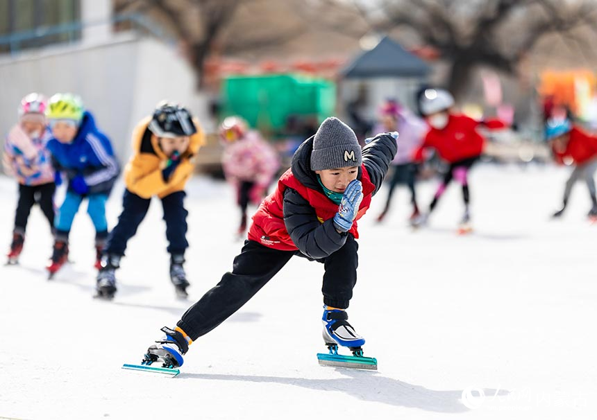 小朋友在内蒙古呼和浩特市青城公园公益冰场学习滑冰。丁根厚摄