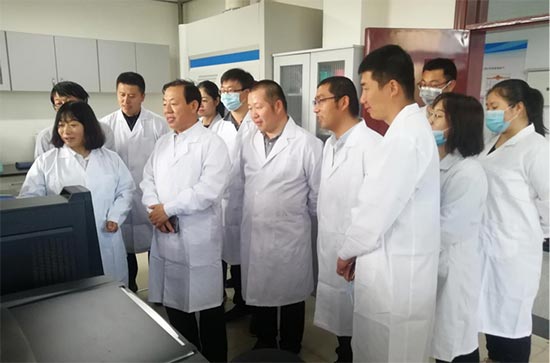 路战远研究员带领团队开展科学研究