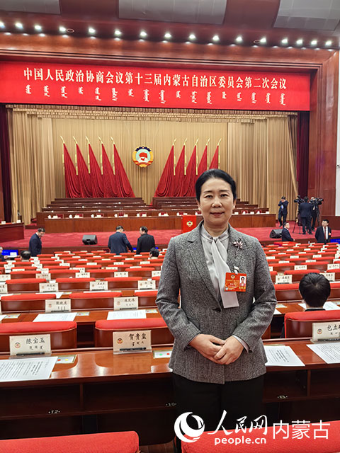 內蒙古自治區政協委員，自治區工商聯黨組書記、常務副主席梁淑琴