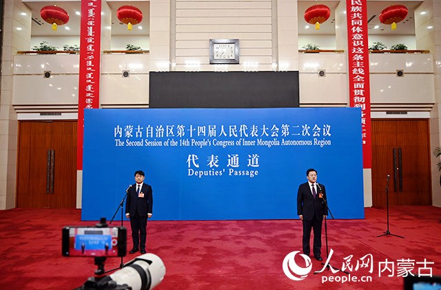 自治区十四届人大二次会议“代表通道”。人民网记者 刘艺琳摄