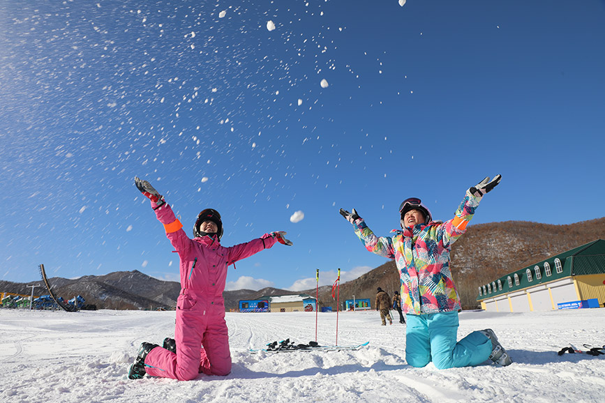 2月13日，游客在内蒙古自治区呼伦贝尔扎兰屯金龙山滑雪场戏雪。韩冷摄
