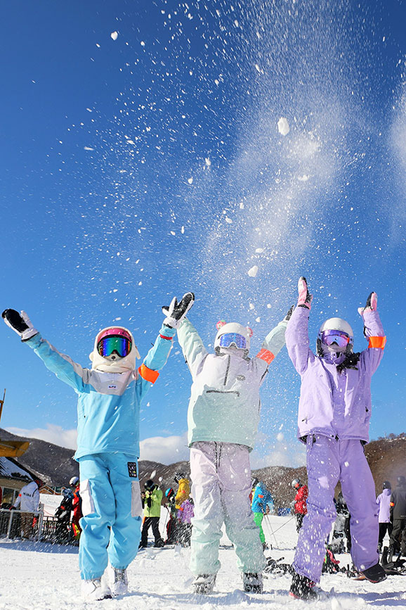 2月13日，游客在内蒙古自治区呼伦贝尔扎兰屯金龙山滑雪场戏雪。韩冷摄