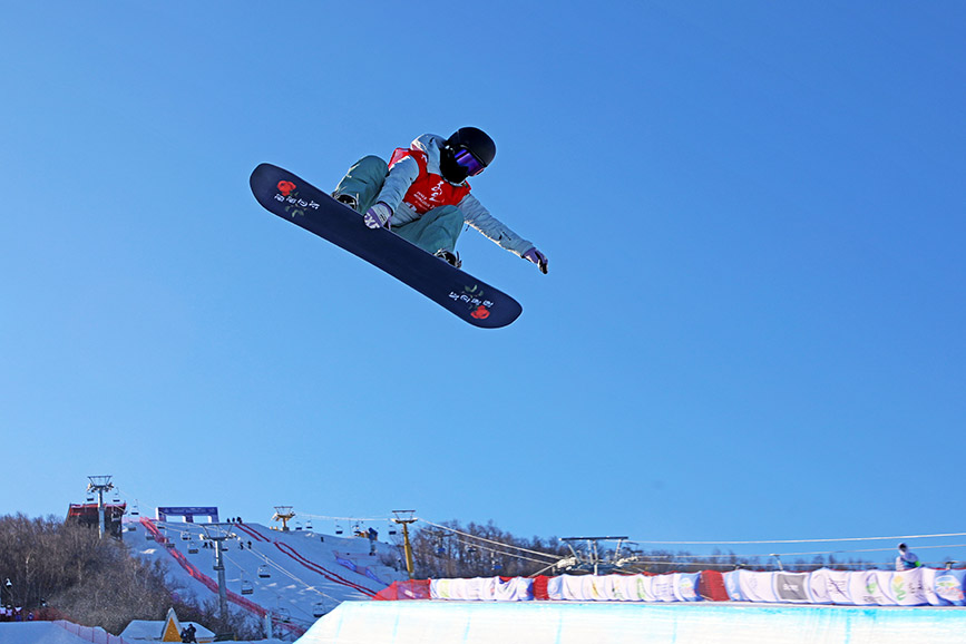 2月15日，运动员在内蒙古自治区呼伦贝尔扎兰屯金龙山滑雪场进行单板滑雪青年组女子、男子U型场地技巧比赛。韩冷摄