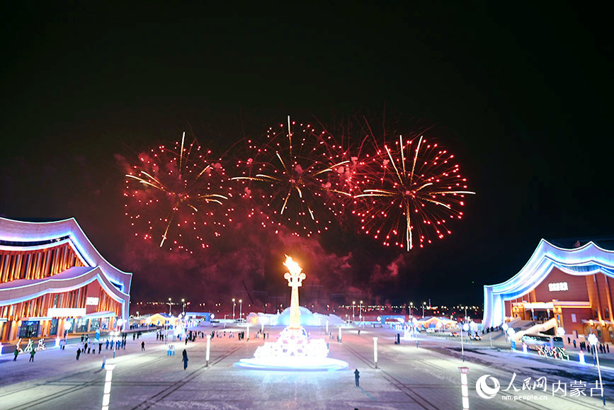 2月17日，開幕式后，進行了主題為“魅力‘十四冬’ 亮麗內蒙古”的煙花秀表演。人民網記者 富麗娟攝