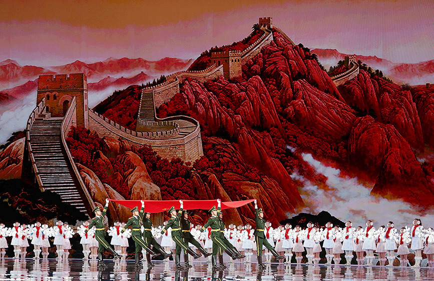 中华人民共和国国旗在开幕式上入场。新华社记者 黄伟摄