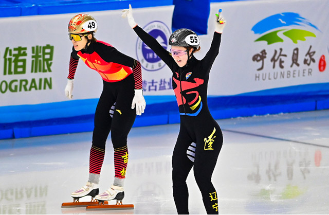 2月18日，辽宁选手赵元微（右）、吉林选手张楚桐在公开组女子1000米决赛后庆祝。王正摄