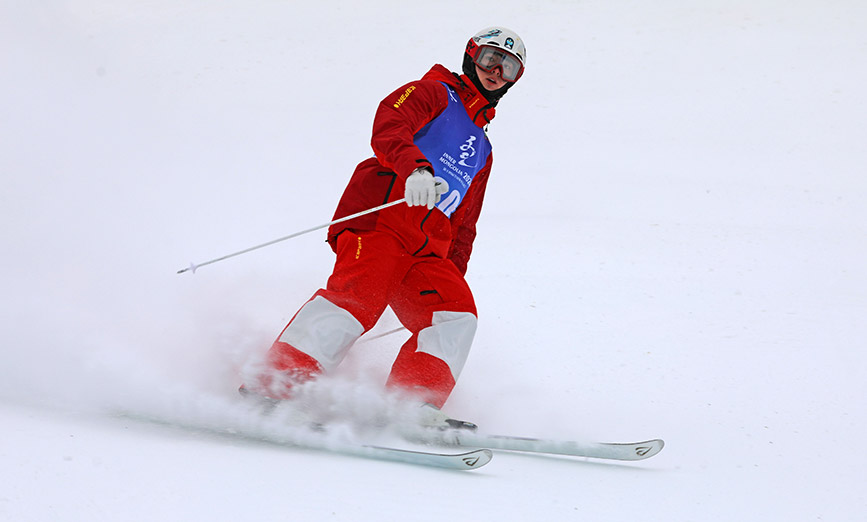 2月18日，北京选手龙昊在自由式滑雪公开组男子雪上技巧比赛中。韩冷摄