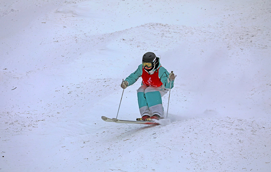 2月18日，黑龙江选手杨丫在自由式滑雪公开组女子雪上技巧比赛中。韩冷摄