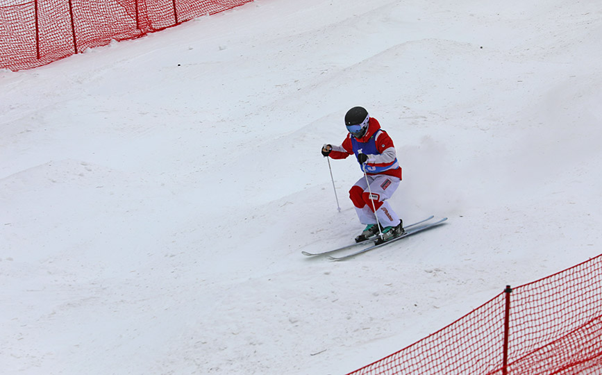 2月18日，吉林选手张浩在自由式滑雪公开组男子雪上技巧比赛中。韩冷摄