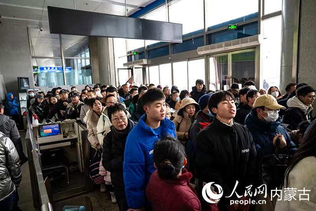包头站迎来客流高峰。国铁呼和浩特局供图
