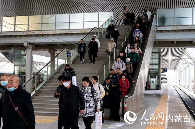 旅客有序乘车。国铁呼和浩特局供图