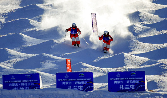 2月19日，夺得自由式滑雪公开组双人雪上技巧比赛冠军的河南选手付俊逸（左）、亚军浙江选手王仁炟在比赛中。李峰摄