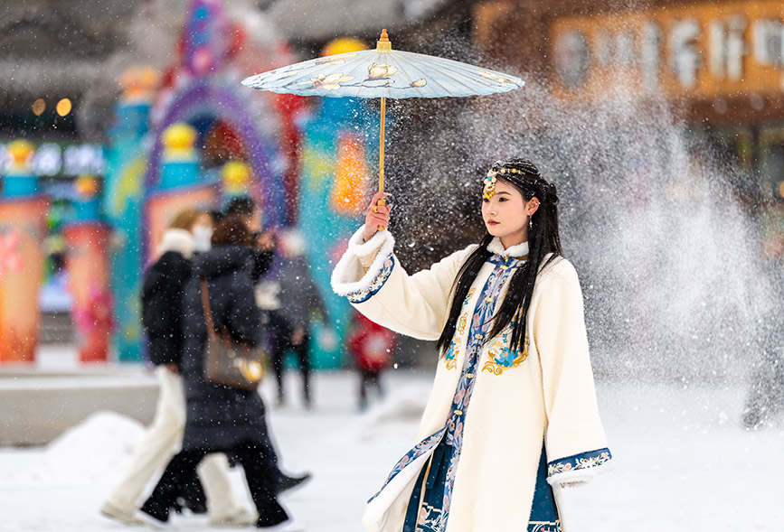 2月20日，人们在呼和浩特市玉泉区塞上老街旅游休闲街区冒雪游玩。丁根厚摄