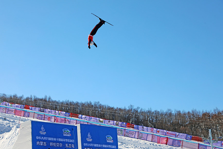 2024年2月21日，选手在自由式滑雪空中技巧公开组女子个人、男子个人比赛中。韩冷摄