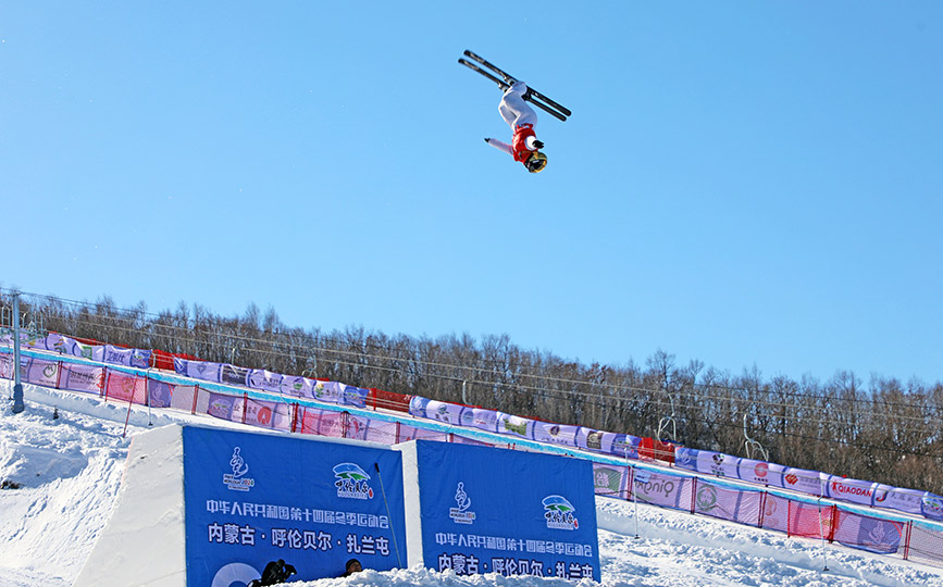 2024年2月21日，选手在自由式滑雪空中技巧公开组女子个人、男子个人比赛中。韩冷摄