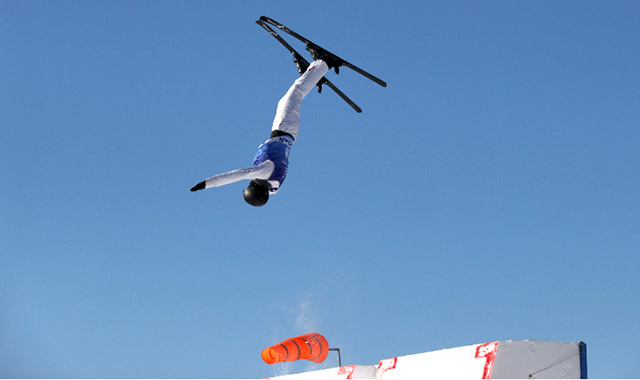 2月21日，获得自由式滑雪空中技巧公开组男子个人冠军的河南选手陈硕在比赛中。杨亚东摄