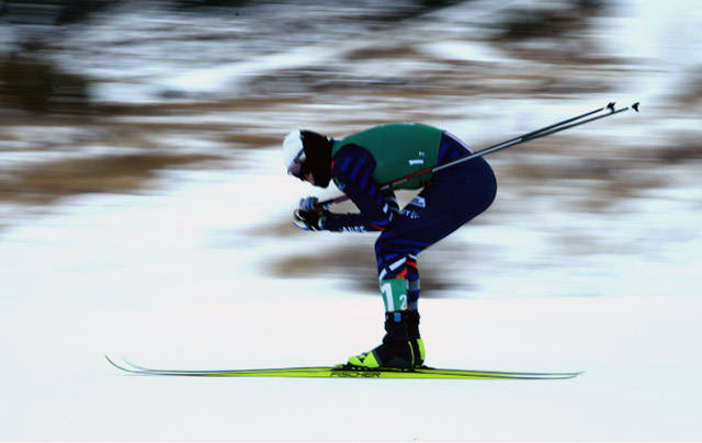 2月21日，遼寧選手寶林在越野滑雪公開組男子4×10公裡接力賽中。周衛兵攝