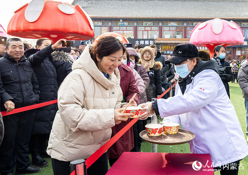 2月24日，游人在呼和浩特市玉泉区塞上老街旅游休闲街区免费领取元宵。丁根厚摄