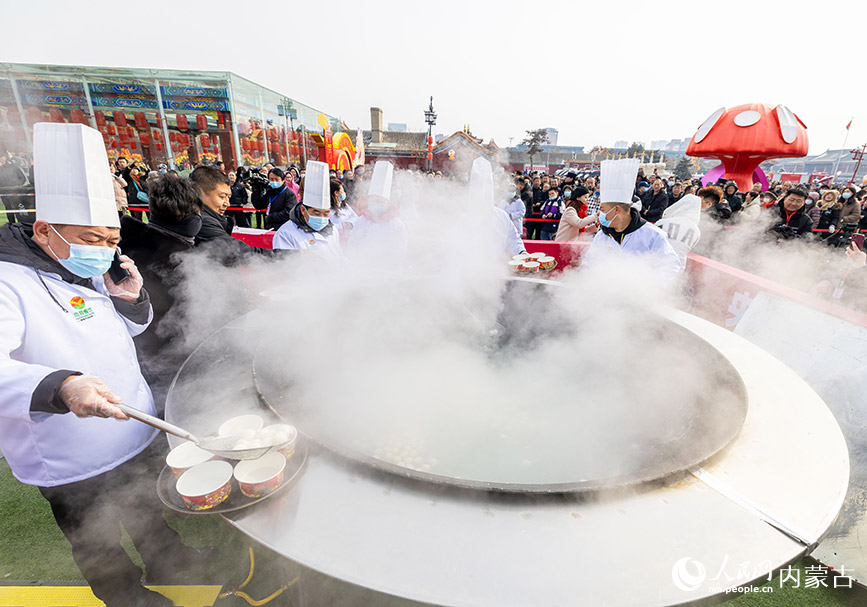 2月24日，工作人员在呼和浩特市玉泉区塞上老街旅游休闲街区为游人盛元宵。丁根厚摄