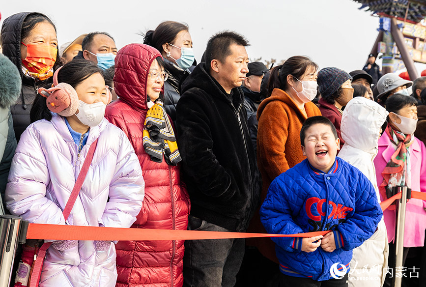 2月24日，游人在呼和浩特市玉泉区塞上老街旅游休闲街区观看民俗表演。丁根厚摄