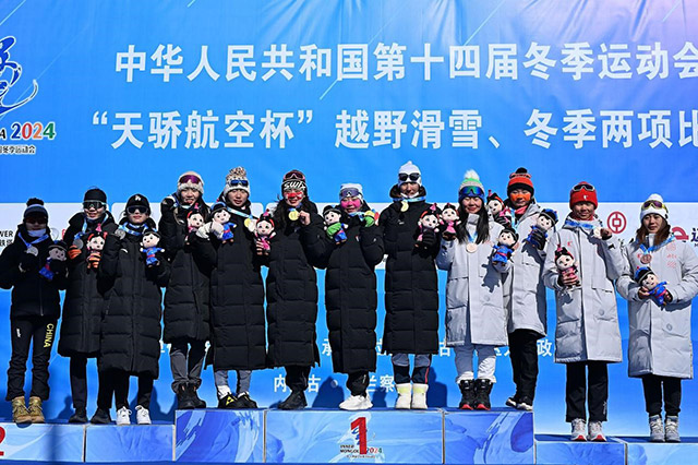 2月22日，冠军辽宁队（中）、亚军河北队（左）、季军内蒙古队（右）在颁奖仪式上。新华社记者 陈振海 摄