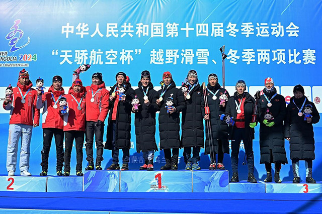 冠軍遼寧隊（中）、亞軍內蒙古隊（左）、季軍黑龍江隊在頒獎儀式上。新華社記者 陳振海 攝