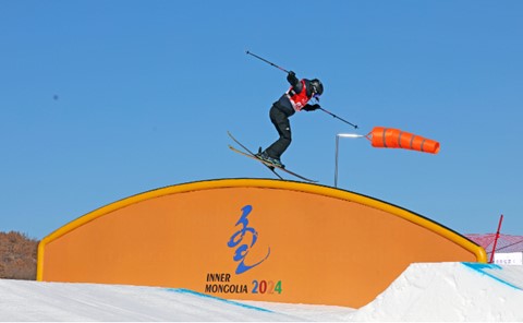 获得自由式滑雪公开组女子坡面障碍技巧比赛冠军的吉林选手刘梦婷在比赛中。韩冷摄