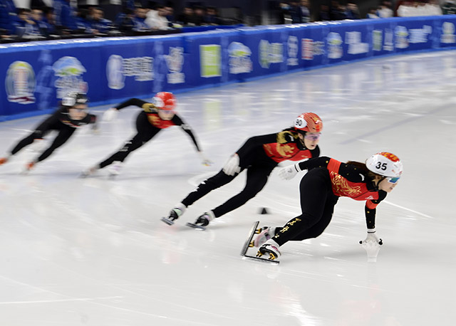 1月14日，短道速滑（青年组）女子1000米决赛中，黑龙江队选手杨婧茹以1分30秒770的成绩夺得冠军。组委会供图