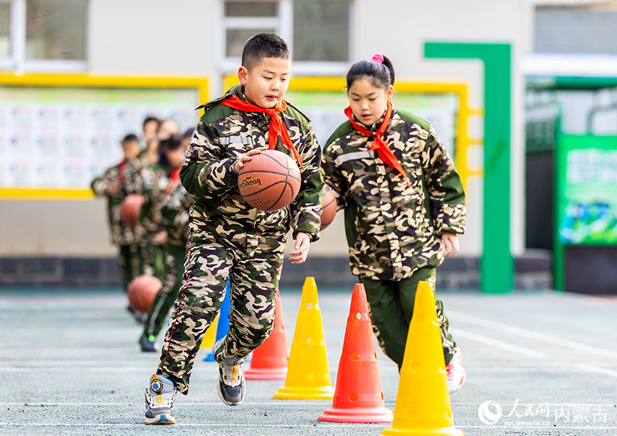 2月26日，呼和浩特市玉泉区五塔寺东街小学学生在进行趣味运球比赛。丁根厚摄