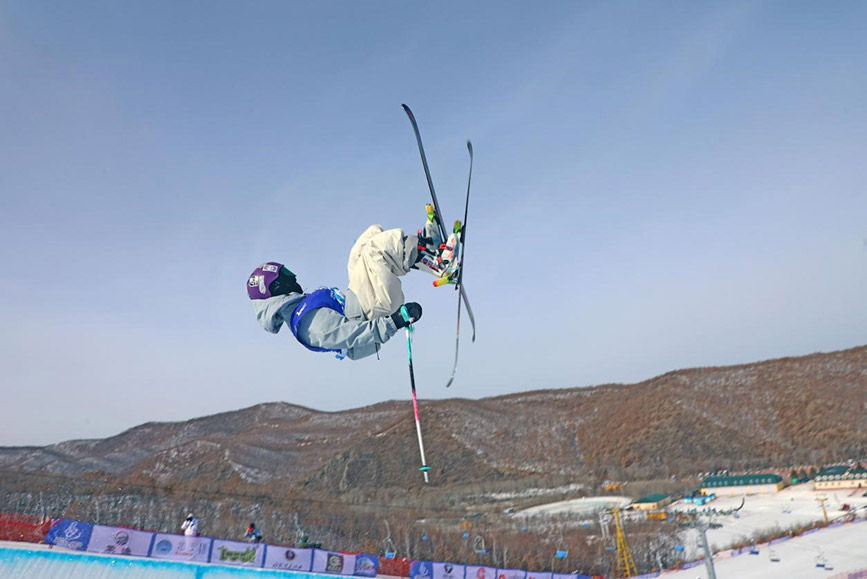 2月26日，辽宁选手宋俊毅在自由式滑雪青年组男子U型场地技巧比赛中。韩冷摄