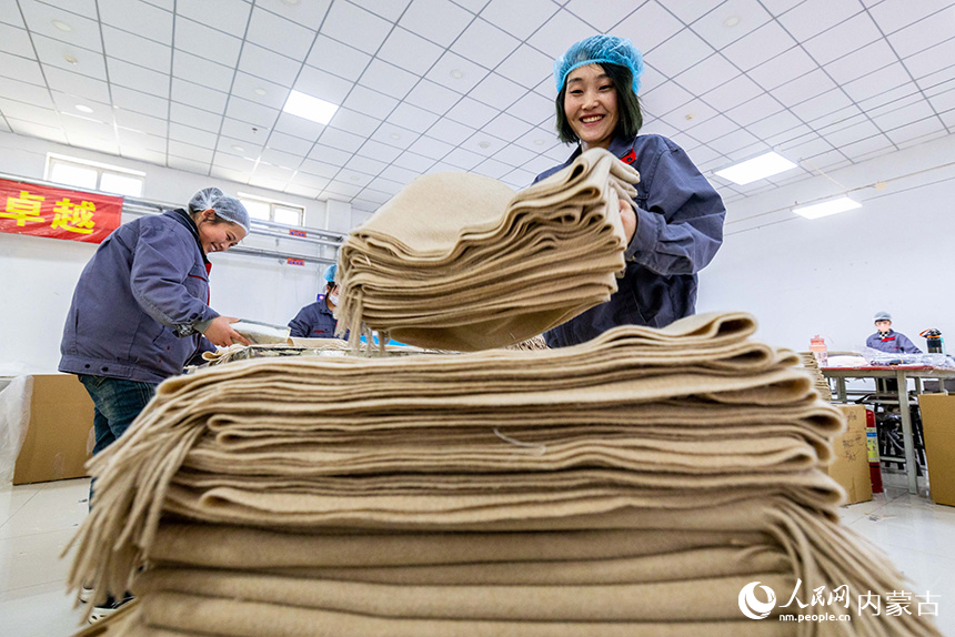 在呼和浩特市玉泉區裕隆產業園區精卓羊絨制品有限公司生產車間，工人在趕制羊絨制品訂單。丁根厚攝
