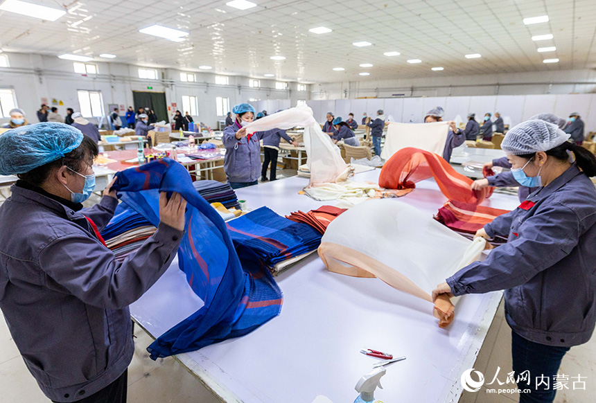 在呼和浩特市玉泉區裕隆產業園區精卓羊絨制品有限公司生產車間，工人在趕制羊絨制品訂單。丁根厚攝