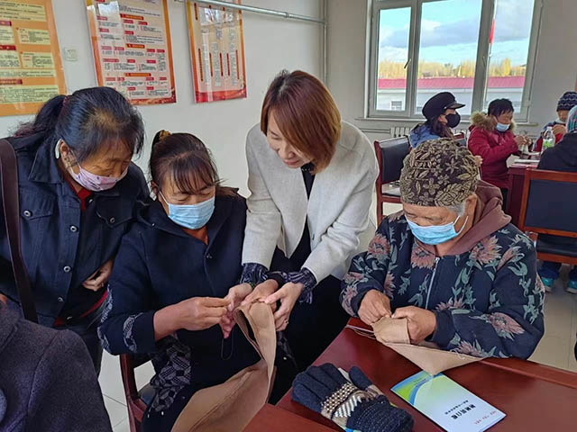 东风村村民开展呢大衣手工缝制工作