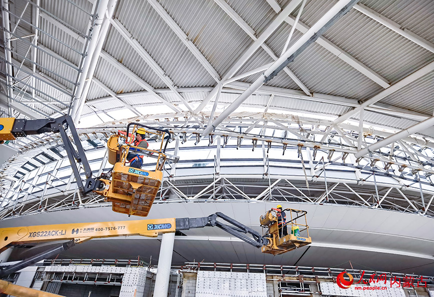 2024年3月5日，建設者在呼和浩特新機場航站樓內施工。王正攝