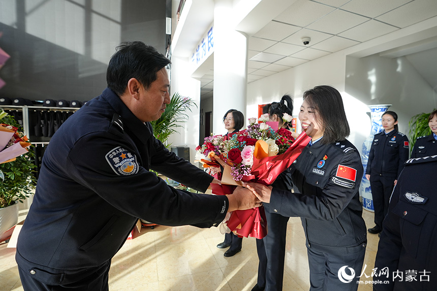 为女民警们送上承载着浓浓关怀的鲜花。郭鹏杰摄