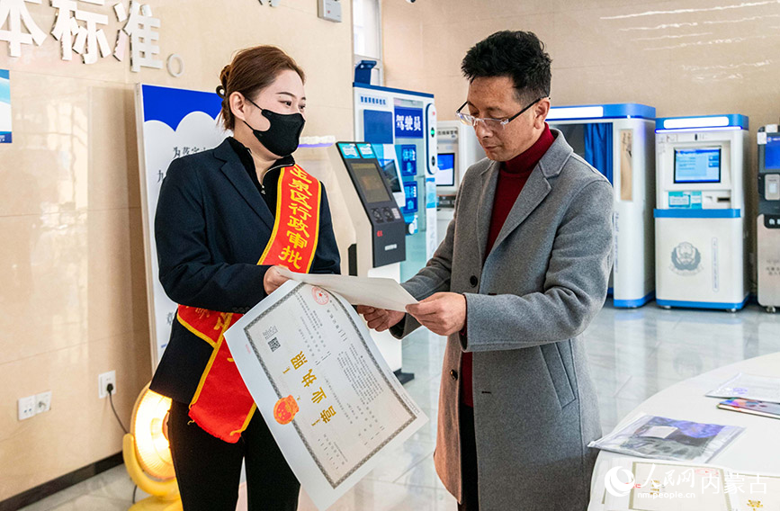 3月7日，个体经营户在呼和浩特市玉泉区政务服务大厅领取办理的营业执照。丁根厚摄