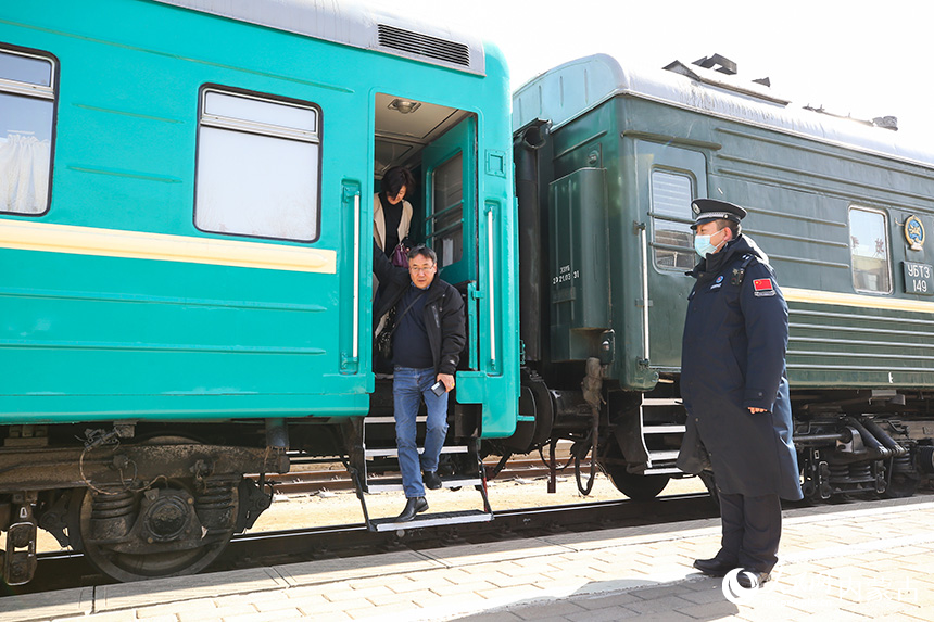 二連出入境邊防檢查站移民管理警察對入境國際旅客列車進行車體監護。郭鵬杰攝