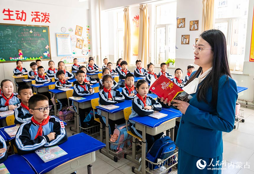 呼和浩特市玉泉区南柴火市街小学老师在“思政微课堂”上为学生讲党史。丁根厚摄