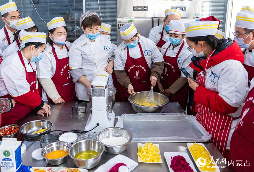 学员们在呼和浩特市玉泉区举办的面点师培训班上进行实操训练。丁根厚摄